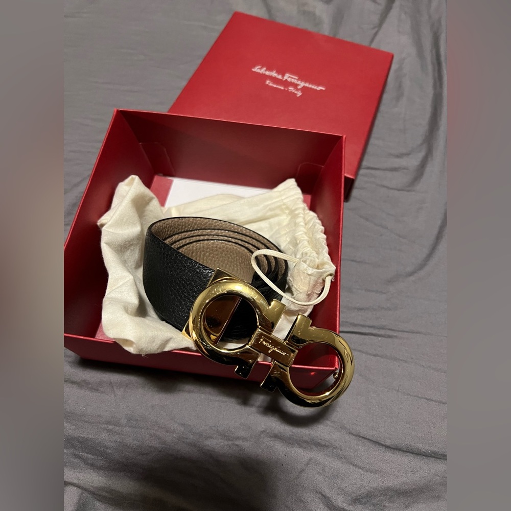 Salavatore Ferragamo Womens reversible Gancini logo belt